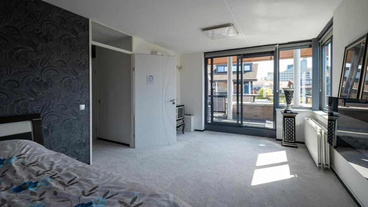 Big 5-Bedroom House In Capelle Aan Den Ijssel