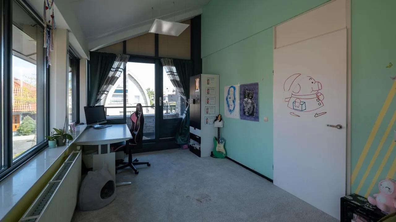 Big 5-Bedroom House In Capelle Aan Den Ijssel Holiday home
