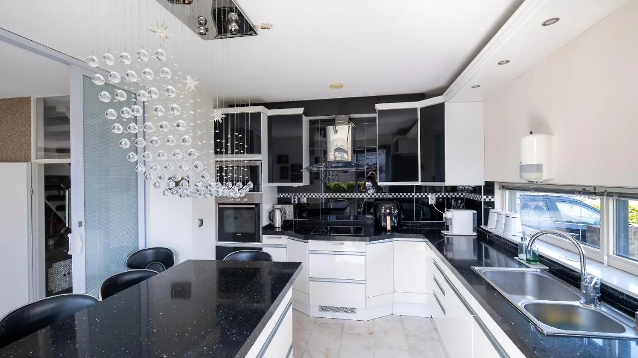 Big 5-Bedroom House In Capelle Aan Den Ijssel 0*,  Netherlands